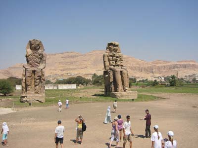 De 18 meter höga Memnonstatyerna
